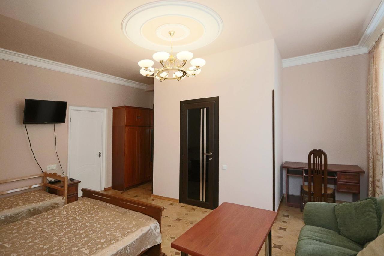 Garnim Guest House エレバン エクステリア 写真